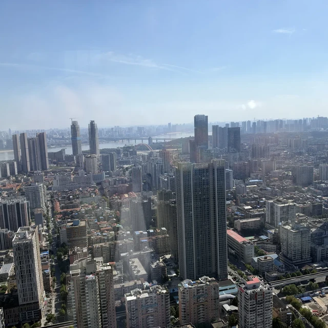 武汉丽思开业半年：协议价1900压过南京，首住实录还在分裂——我把江景账、灵魂账和首住三条路摆开了