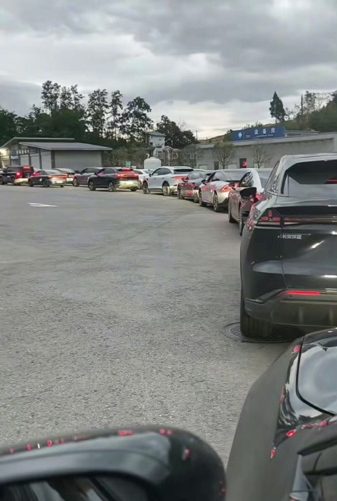 排队200台车、充到80%就得走：增程和纯电这笔账，先算清再骂