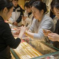 金饰每克暴跌150元，备婚刚需冲了，但拿它抄底投资你想错了