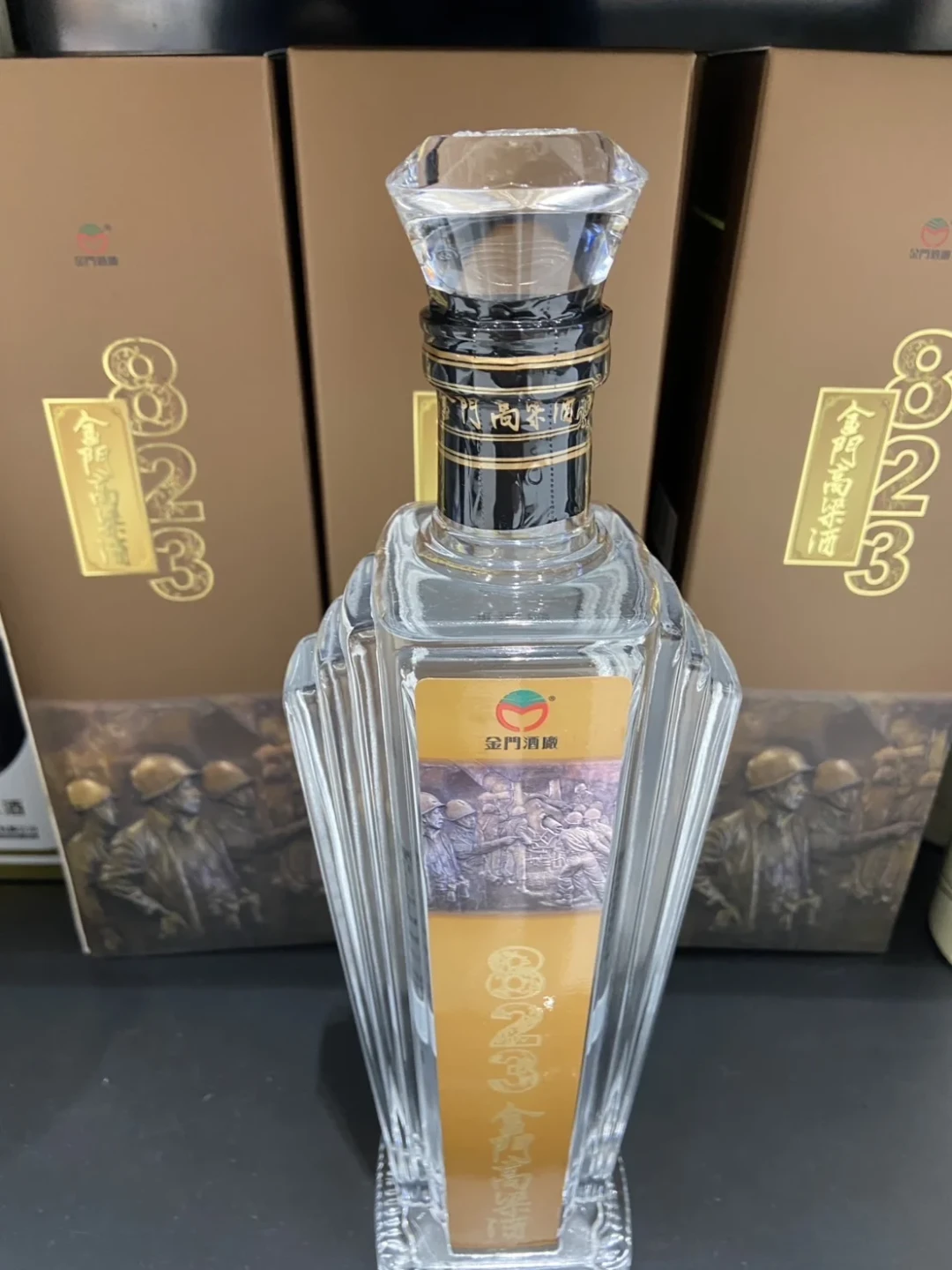 金门高粱823成瓶实拍与整箱陈列