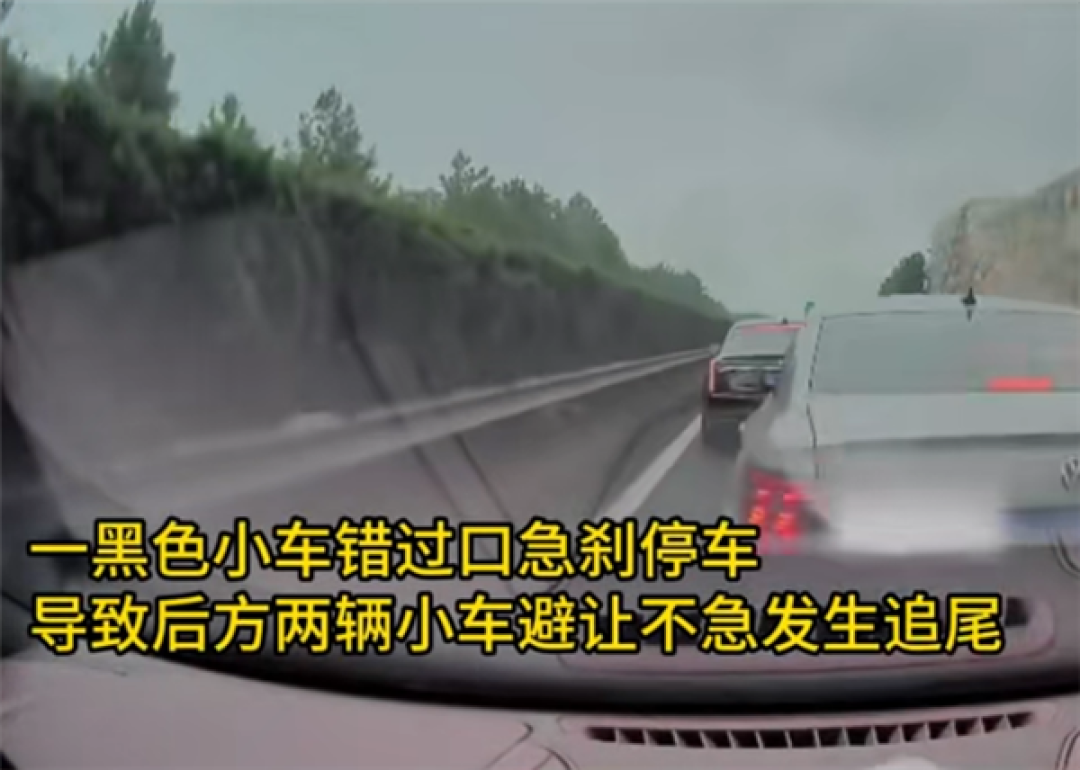 货车追尾小车旋转一圈！起因竟是司机错过路口在行车道停车