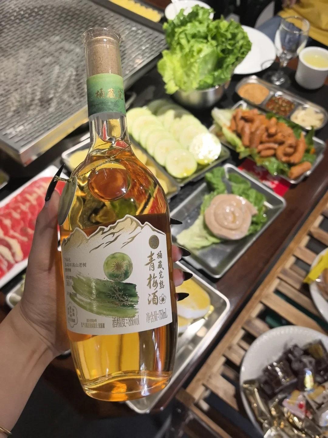 10月7日一天4篇同剧本种草帖、没一篇写价格:盒马新上的「桶藏完熟青梅酒」,360天发酵、4年半陈酿、波本桶90天,博主自己在评论区@平台AI问「多少钱」——投放痕迹、工艺翻译、生梅酒口碑两派和750ml一瓶8度的酒精账我都替你查了,盒马酒水区伸手前先看