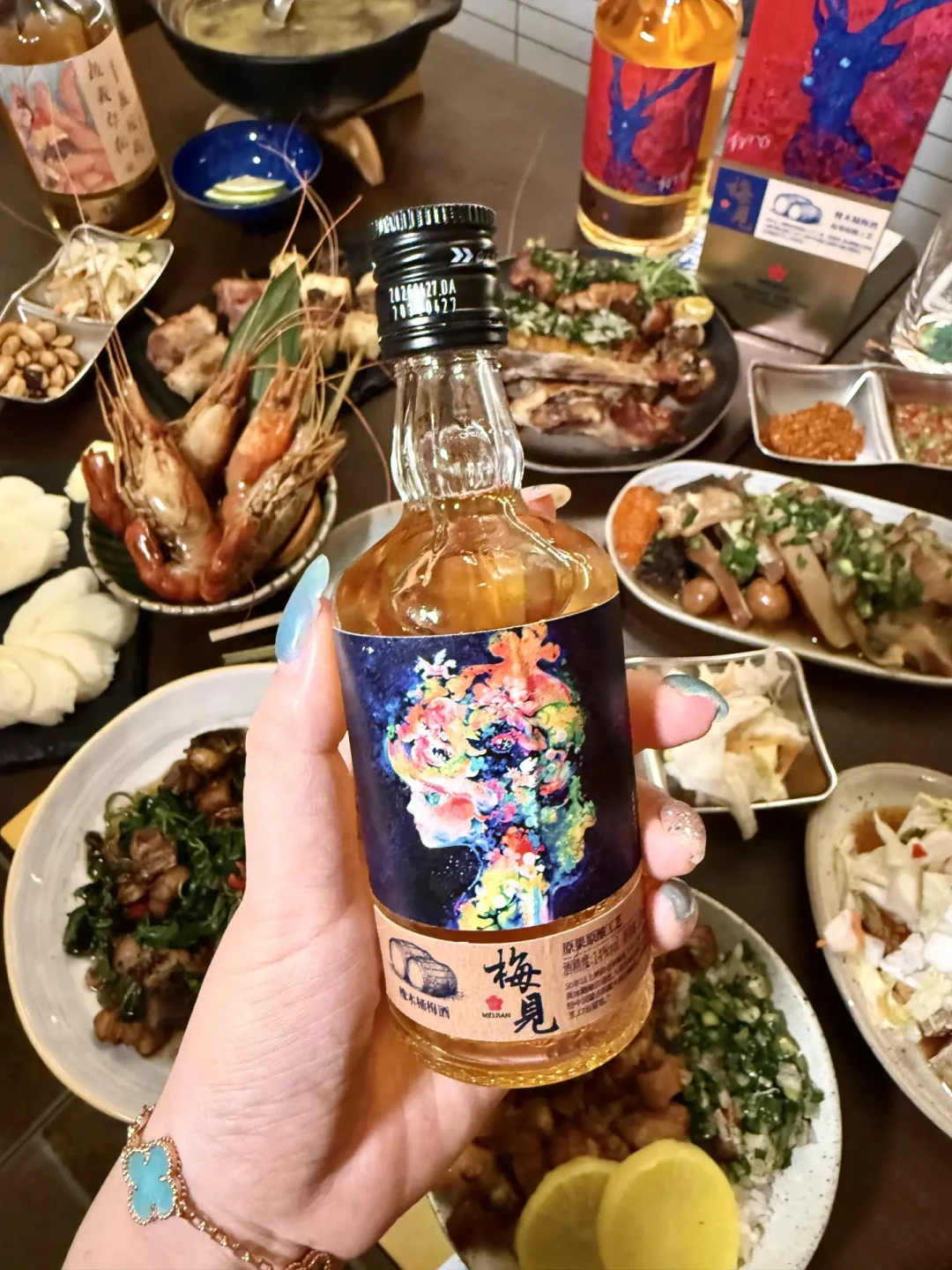 10月7日一天4篇同剧本种草帖、没一篇写价格:盒马新上的「桶藏完熟青梅酒」,360天发酵、4年半陈酿、波本桶90天,博主自己在评论区@平台AI问「多少钱」——投放痕迹、工艺翻译、生梅酒口碑两派和750ml一瓶8度的酒精账我都替你查了,盒马酒水区伸手前先看