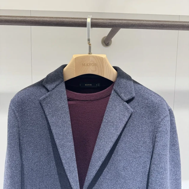 雅戈尔秋冬柜上开始把"Loro Piana""杰尼亚"写进吊牌：对完10款面料标款型、4条穿一天就起球的吐槽帖和10800到3240的捡漏记录，这笔钱得按你一年穿几天西装往回算