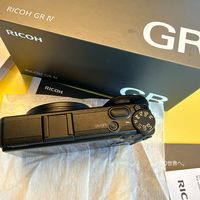 富士最高涨23%的公告撞上「R50V 2998」在售帖:京东12日、天猫传15日开闸,把年底相机预算交出去之前,先把指导价、补贴、二手分化这三本账对完