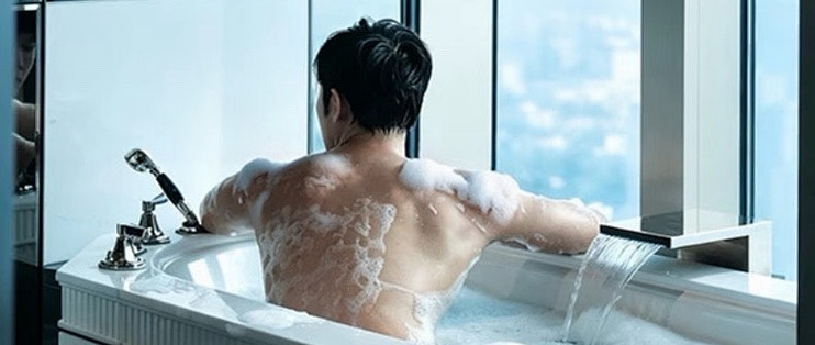 后背一摸全是小疙瘩？男生后背长痘，真不是没洗干净