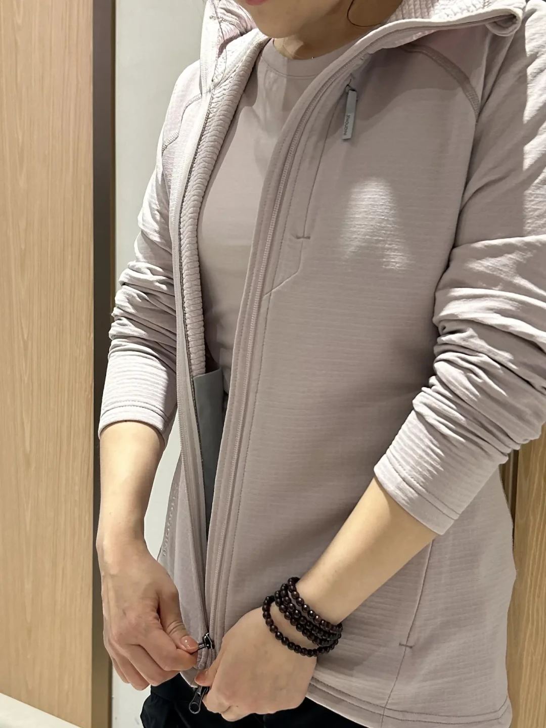 一件抓绒卖到2590,评论区吵翻了:HOUDINI首购指南,版本、尺码、价差一次理清