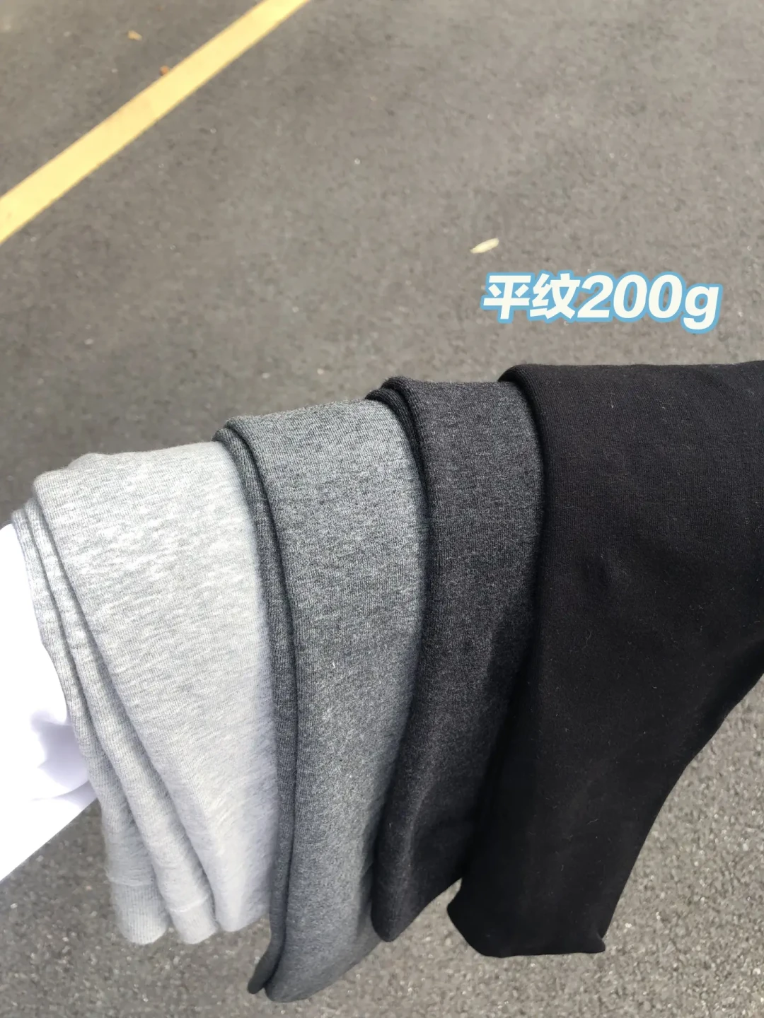 降温后腿袜之争爆了:一半「光腿神器」热榜是软广,灰丝「过不了东北的冬」——今年穿什么,先按温度再按肤色