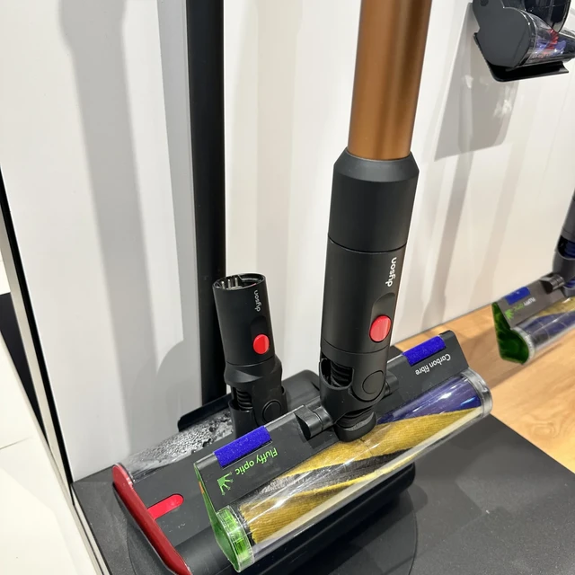 给拿剪刀剪戴森滚筒的人：双11"一步到位"前，先看懂V16、V10基站和V8三条路