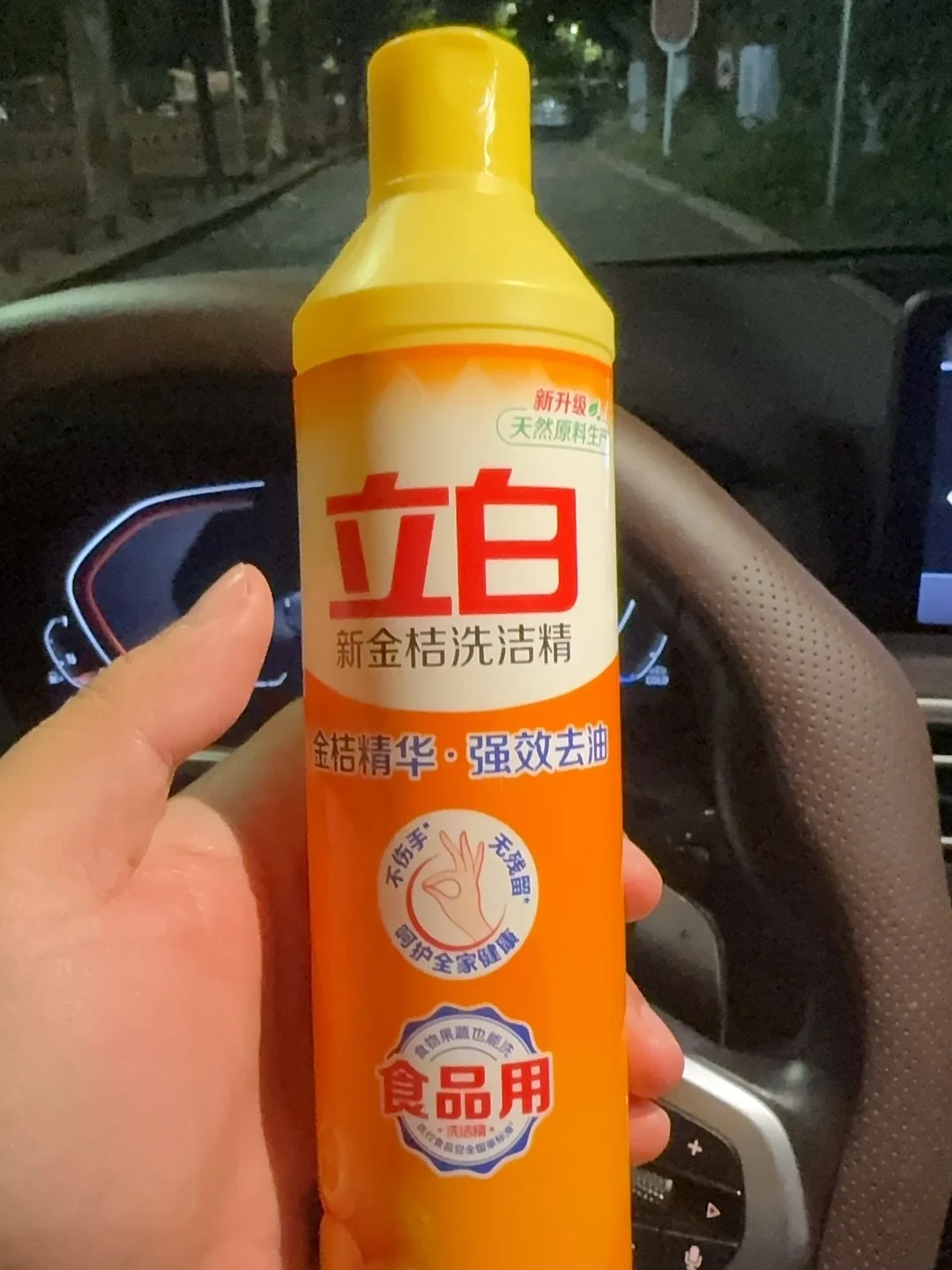 雨刮刮不干净先别急着换:翻完10万赞爆帖、知乎胶条科普和五大派实测,八成的毛病在玻璃上,不在雨刮上