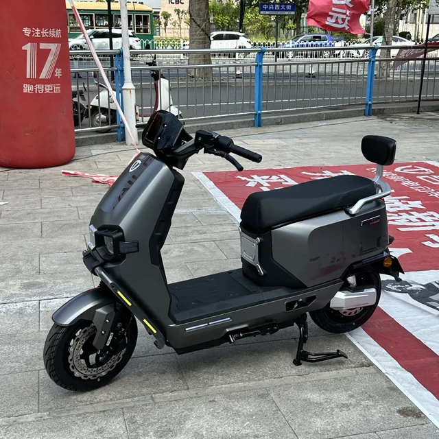 入冬前台铃门店都在讲"蓝极鲸钠电"：同样两个字，一种铅酸一种钠——对完5位车主实测和10条晒价，交钱前先把这4个数问完