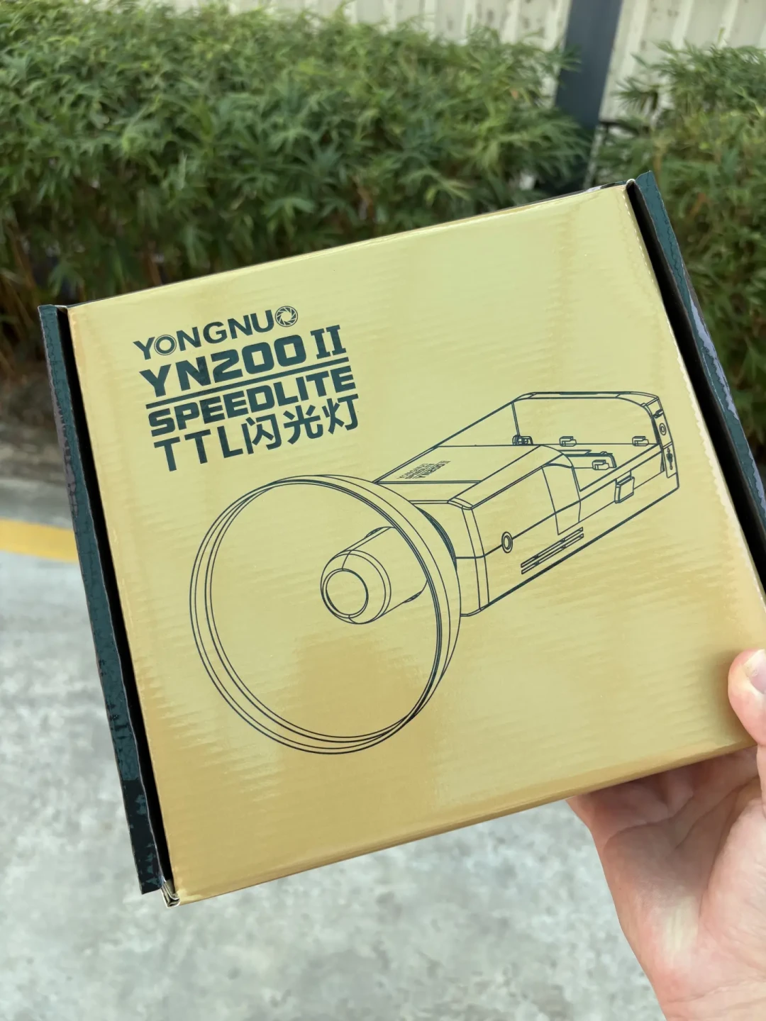 永诺给闪光灯装上了相机卡口，799 的下车价是真的：但引闪、电池、柔光三本账，外拍党下单前得先读完