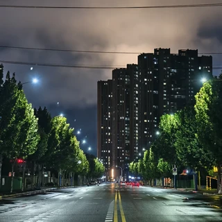 扫街季切到夜场：闪光灯大战又开打，两拨人其实吵的根本不是一件事