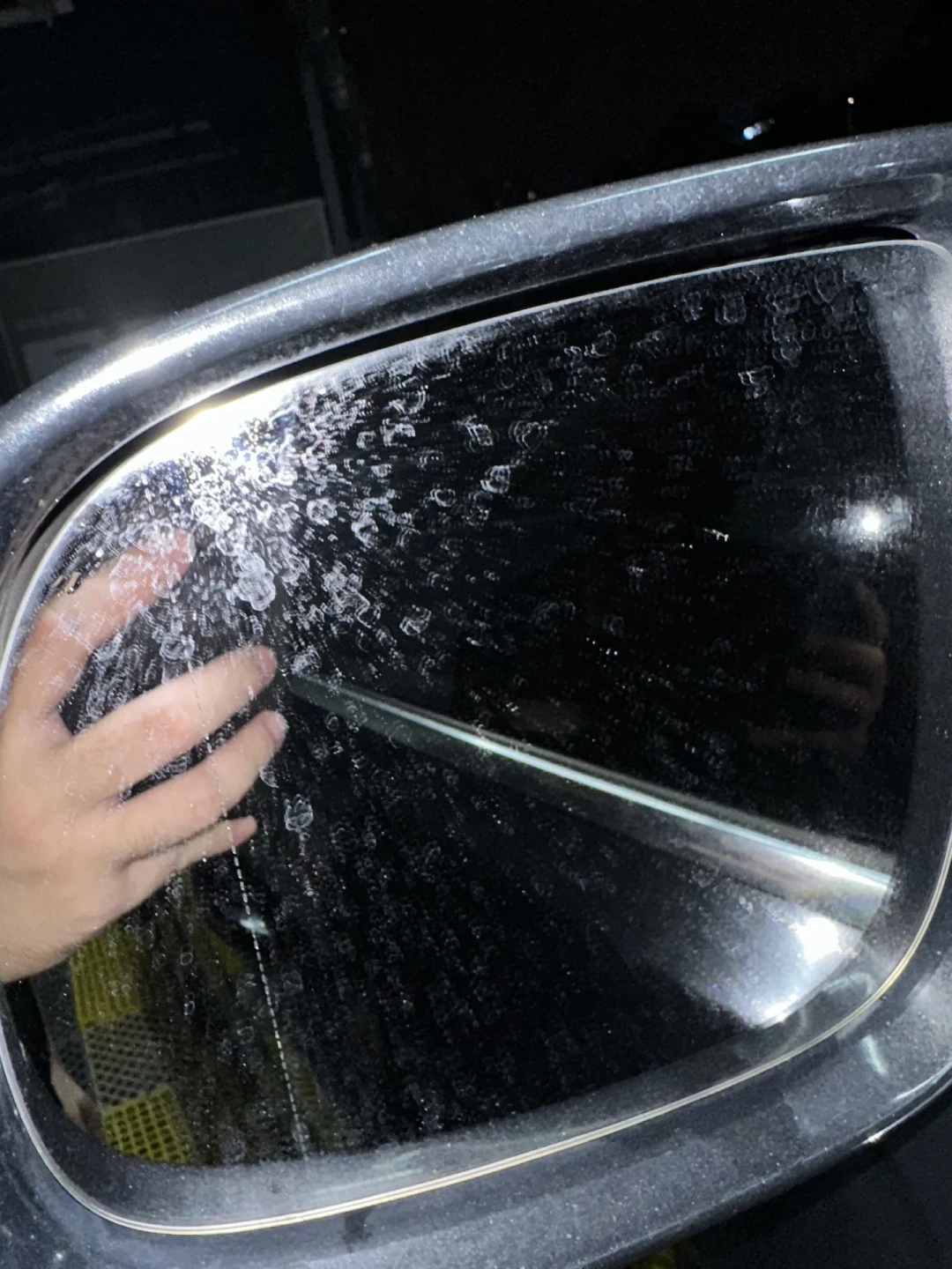 洗不掉的雨渍白圈?热水、洗洁精、酸都救不了,再考虑给店里掏抛光钱