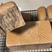 双11预售这周开闸，减脂食品页的"0蔗糖/0脂肪/零添加"多是文字游戏：给准备囤无糖饼干、全麦面包、烘焙燕麦的你对了三遍账——"0蔗糖=无糖"是错的、"无糖就能放开吃"只对一半，最贵的是为假全麦交的那笔溢价
