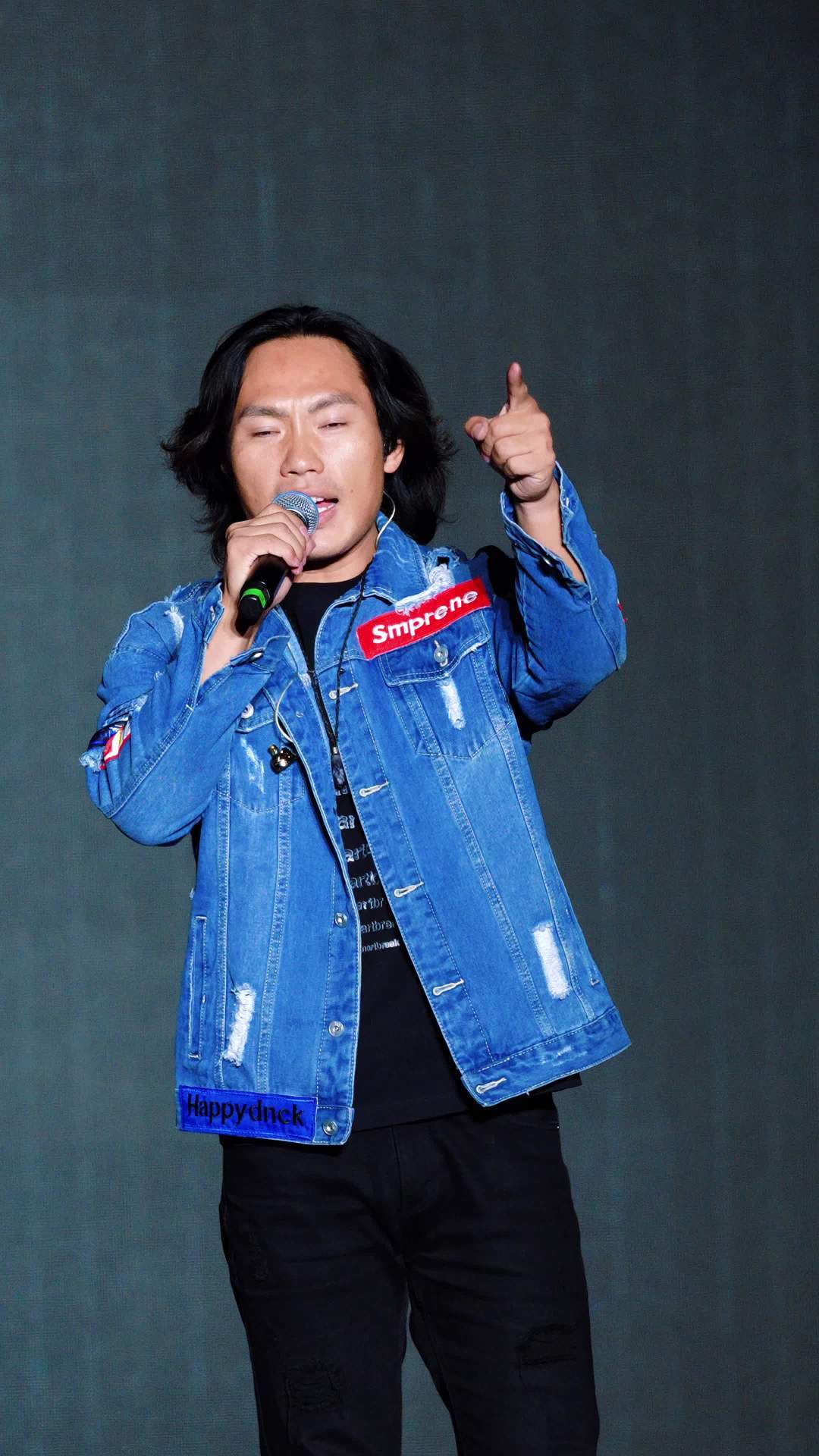 侯浪个唱官宣即售罄、排到明年6月、双人票50起:李克勤那晚救场之后,市场开始给“完整真唱”定价