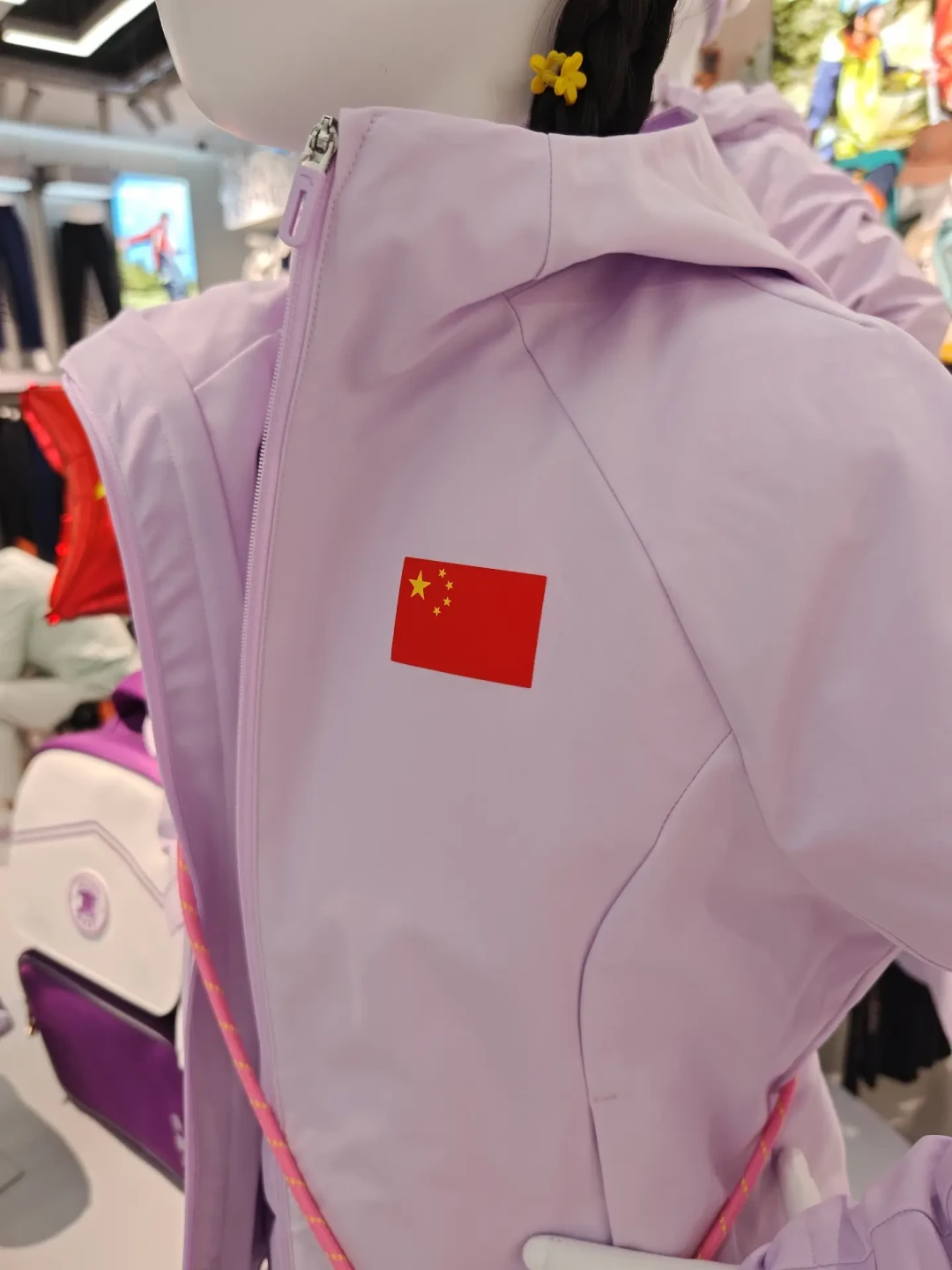 安踏儿童的三套双十一价签：50%折上折、前2w单3件8折、600减150——给娃的冬装，现在囤还是等15号预售，先算清这笔半价账