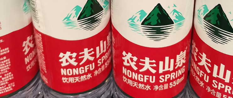 家中无限囤货的农夫山泉天然水