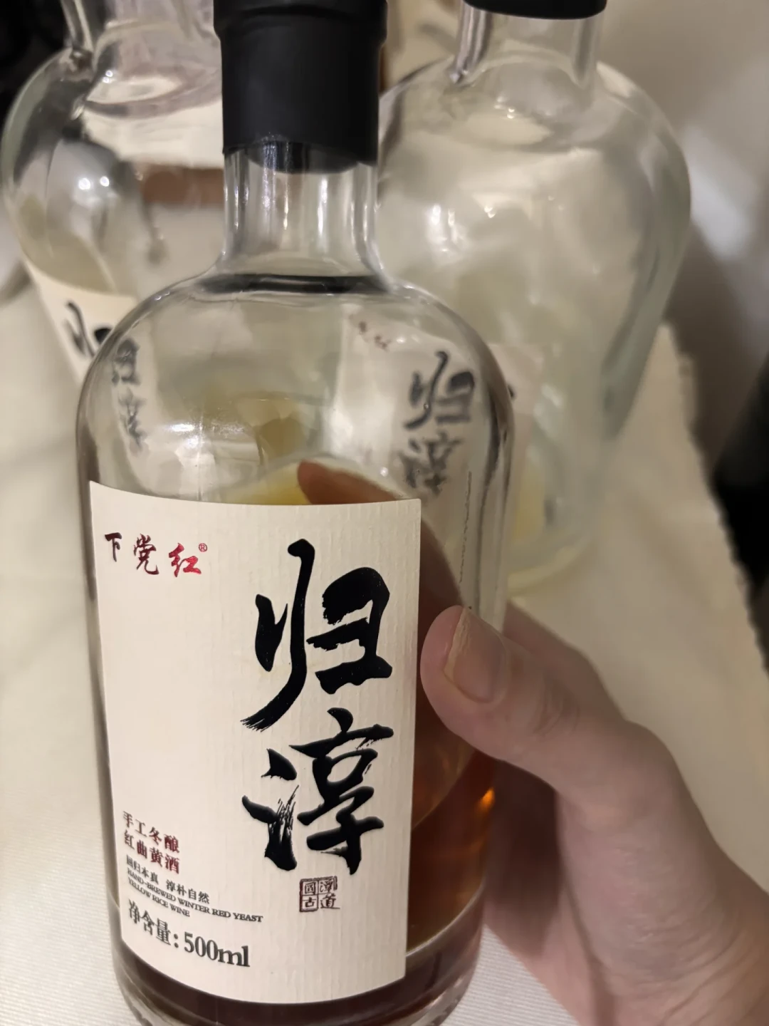 黄酒股一天炸板21次、小红书刷满「温酒驱寒」帖,双11开卖还剩1天:这届冬天囤黄酒前,先承认它不是养生酒——主流瓶装14~16度、500ml一瓶≈55~59克酒精是单日红线近4倍,越甜的香雪反而度数顶格、超市3块的「黄酒」是料酒、「X年陈」国标只要求该年基酒占一半以上,20~40元口粮黄酒清单和8度气泡黄酒的两派口碑全摆齐,行情账、养生账、分类账、年份账、价格账、口碑账翻完再加购