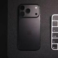今年双11的苹果，一半在降价、一半在涨价：iPhone 18 Pro渠道价已掉1100元、今晚8点京东现货开售；Mac/iPad却被官网6月提价最高3500元、内存还在涨，等11.11大降价的大概率白等——手机党首波比价、Mac党抓紧、国补内配件党先锁定，看完日历再动钱包