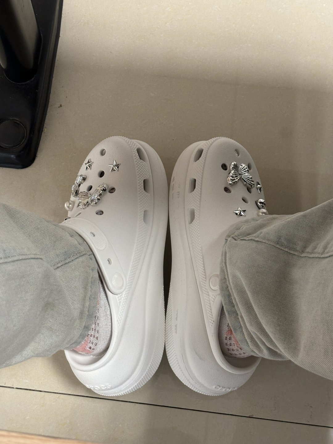 「云朵是什么逆天尺码」323条评论吐槽帖撞上「3分钟改小crocs」3029赞攻略帖:京东今晚8点已开闸、crocs专场线报押15号——把洞洞鞋预算交给双11之前,先把尺码梯、价梯、退路这三本账对完