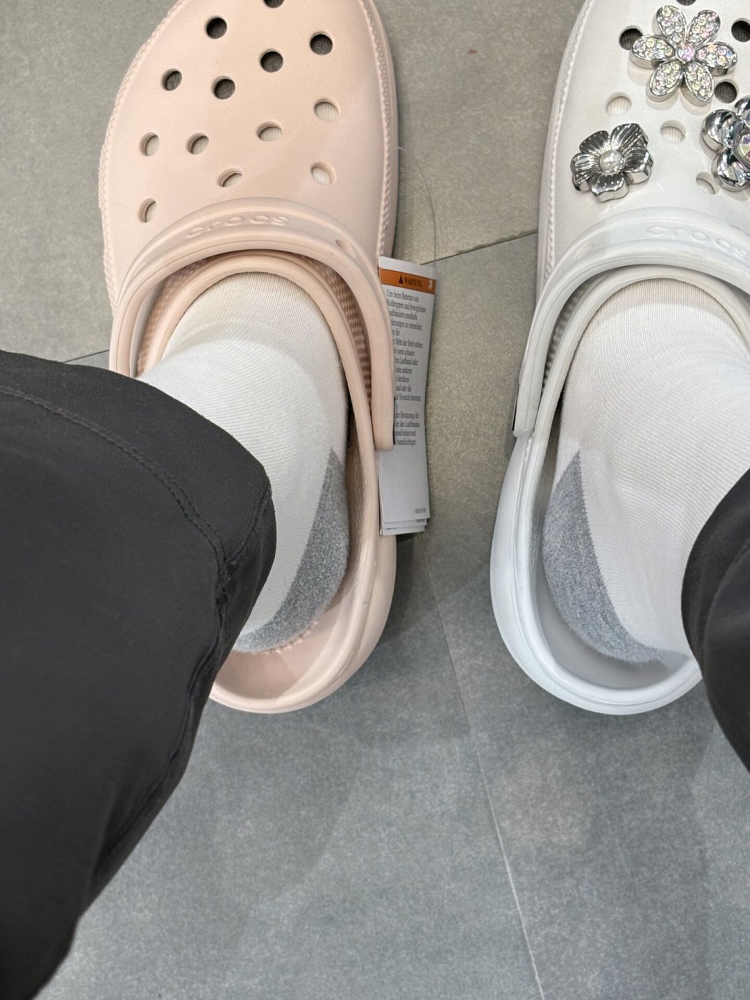 「云朵是什么逆天尺码」323条评论吐槽帖撞上「3分钟改小crocs」3029赞攻略帖:京东今晚8点已开闸、crocs专场线报押15号——把洞洞鞋预算交给双11之前,先把尺码梯、价梯、退路这三本账对完