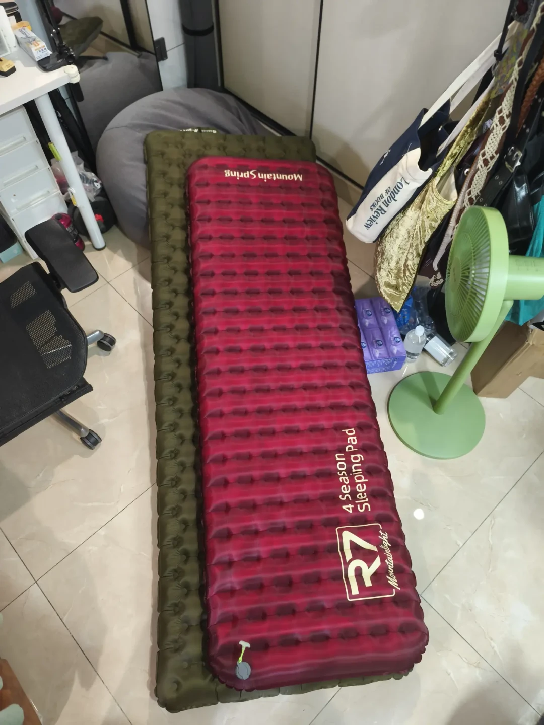 半夜冻醒，凶手多半不是睡袋，是身下那块垫子：翻完R值科普帖、鼓包翻车帖和几百条评论——“R值每加1保暖翻倍”是错的，蛋巢和充气也不是二选一，双十一买睡垫前先算清档位、叠加、类型三笔账