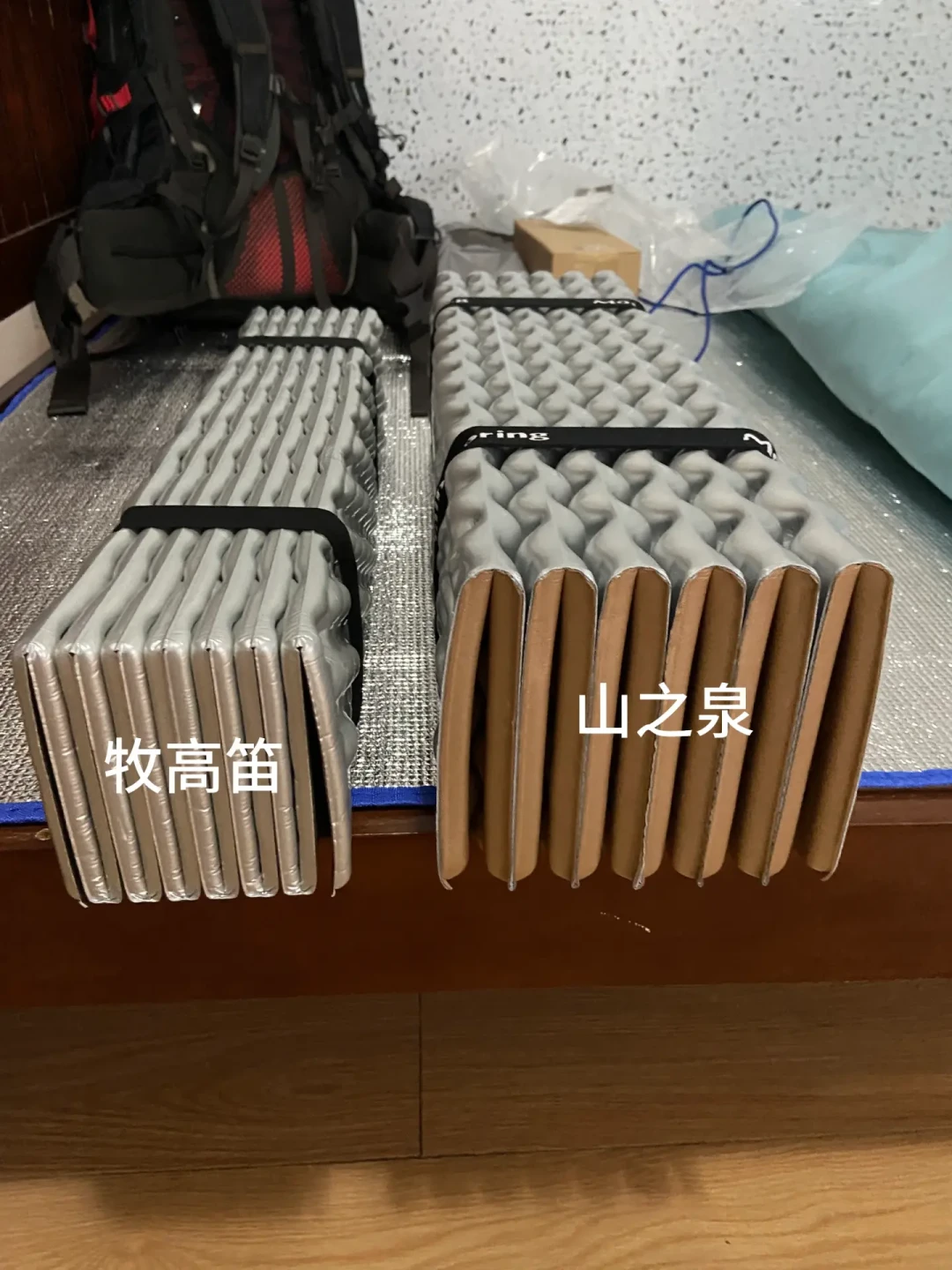 半夜冻醒，凶手多半不是睡袋，是身下那块垫子：翻完R值科普帖、鼓包翻车帖和几百条评论——“R值每加1保暖翻倍”是错的，蛋巢和充气也不是二选一，双十一买睡垫前先算清档位、叠加、类型三笔账