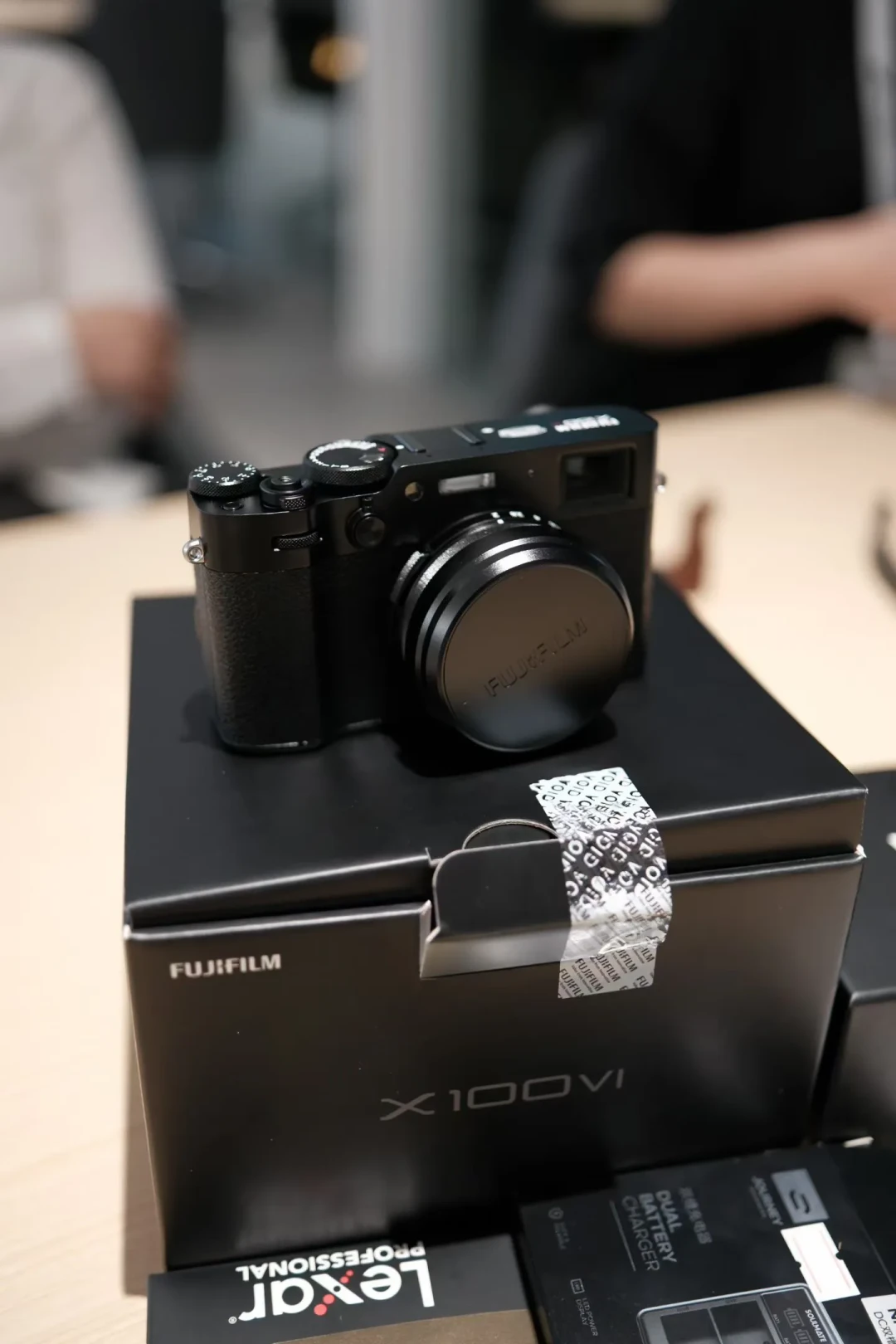 X100VI溢价崩塌、双11只降300元:全网五个价签摆齐,先算11000元等于几卷胶卷,再过Zf II传闻清单,再决定今晚动不动手