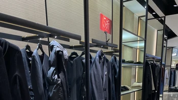 万象城都要撤了：哥弟专柜在商场里消失，穿它十五年的姐姐们，秋冬预算往哪挪？