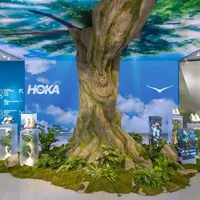 HOKA的动态硬壳2.0今天上新：跑鞋品牌为什么盯上了冲锋衣生意