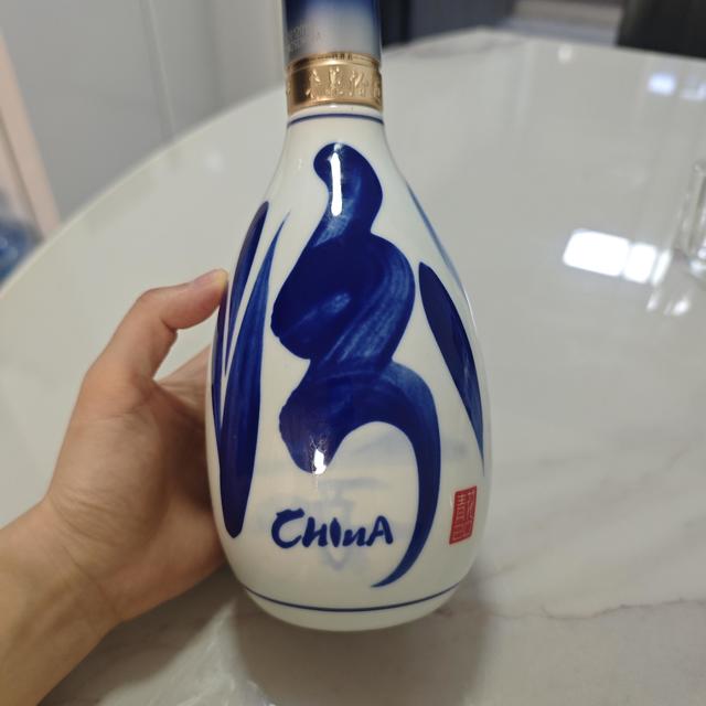 次高端白酒集体降价，青花20却逆势涨价：老饕批它"降质"，价盘说它"缺货"，谁在说谎？