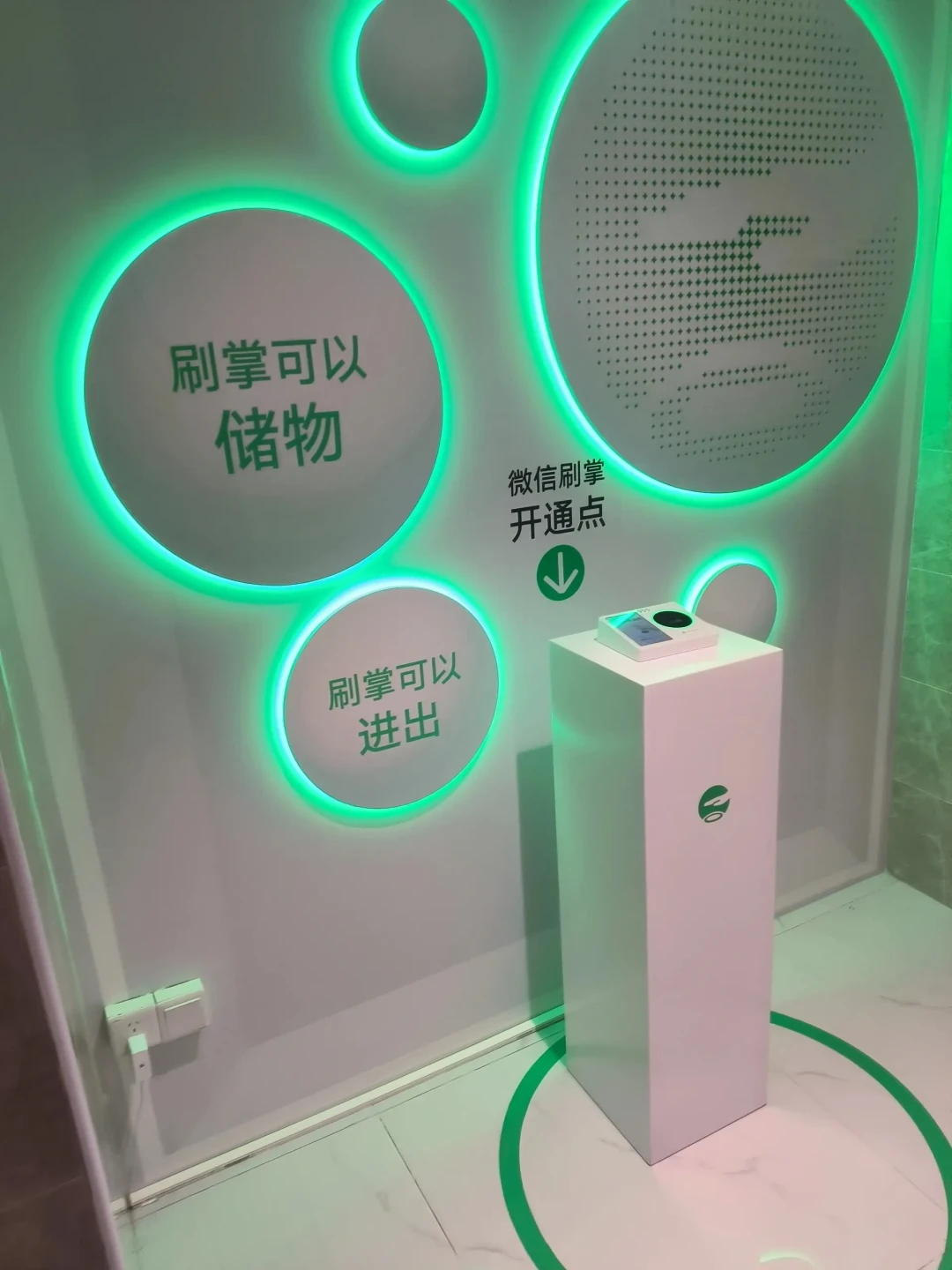 七月倒下的泳馆,秋天最积极卖卡:双11想抢“不限次畅泳”年卡,先把“次数账”“条款账”“倒闭后账”三本算清