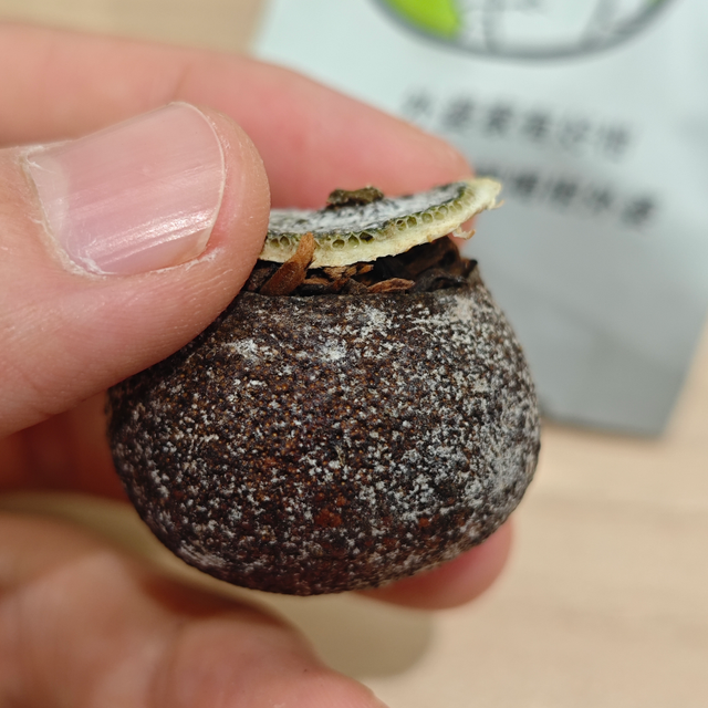 小青柑表面有白霜，到底是好茶还是发霉？教你3招分清别再扔错了