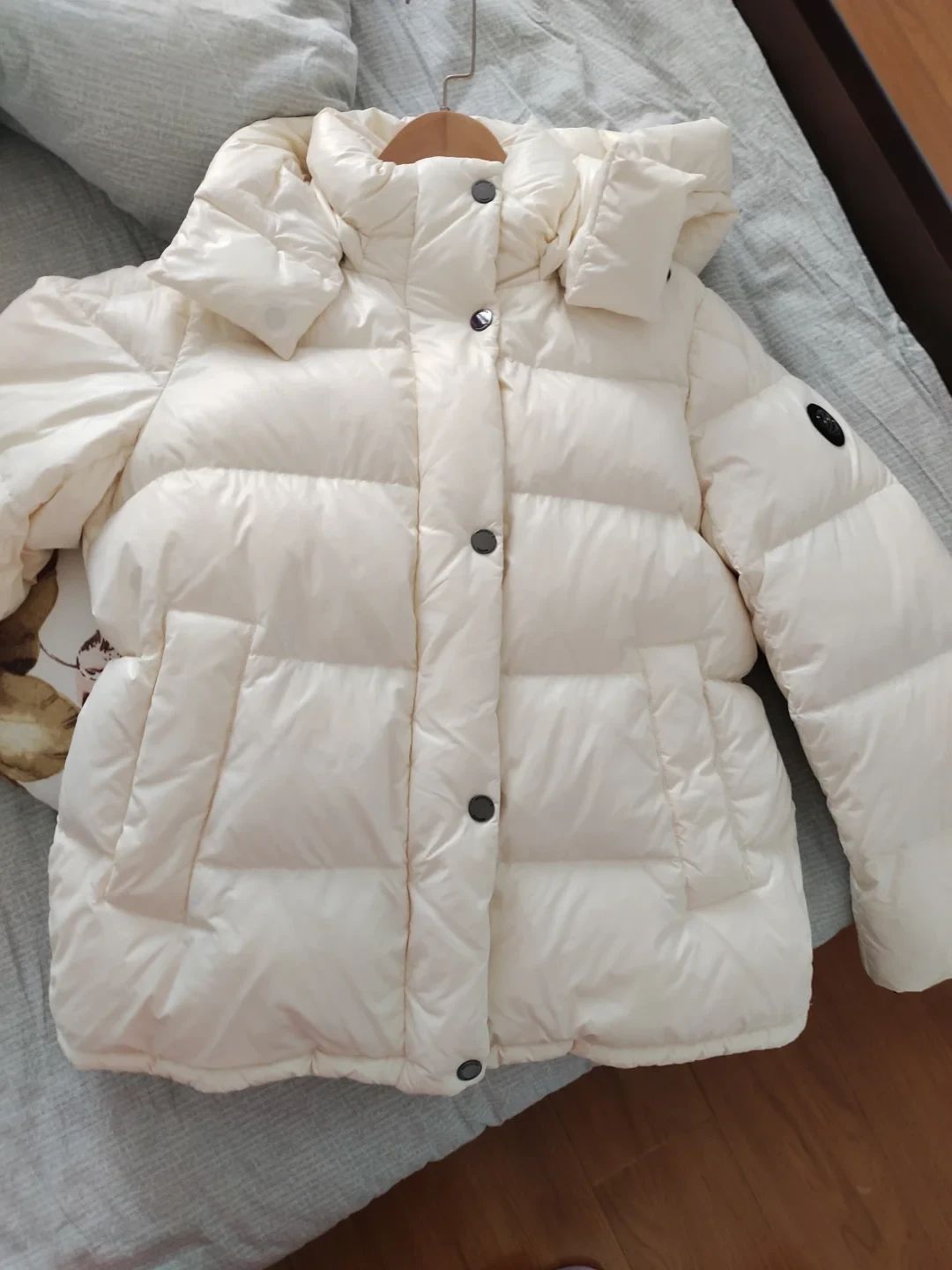 降温了,上千的波司登越洗越白:干洗毁涂层、返厂修有“三级色差”,这5条路到底走哪条