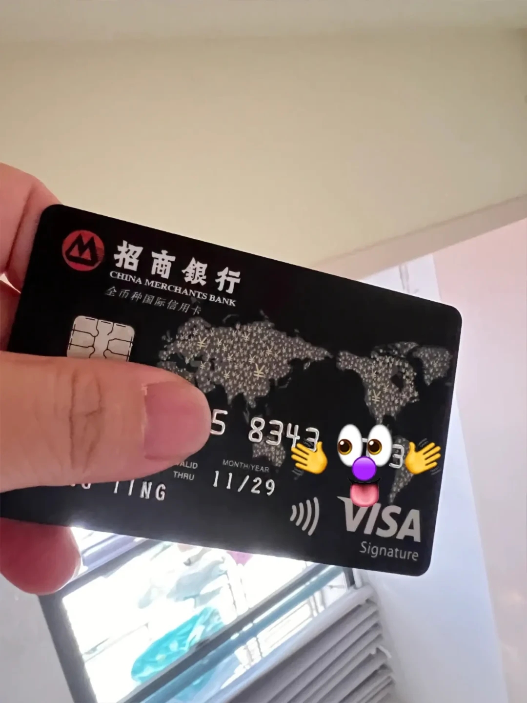 Visa拿到的只是“准考证”:运通筹备用了19个月、万事达用了45个月,境内人民币Visa卡最快也要2028年——想“先办张高等级卡蹲着”的三笔账算清:时间不兑现、首发红利撞上连续15个季度缩卡、手里的外币单标卡不会自动升级,附现在就能跑的Apple Pay+V享臻选返现路线和四类持卡人办/等/换/不动分诊表