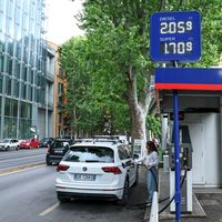 发改委本次国内油价不作调整，车主该加满还是观望？