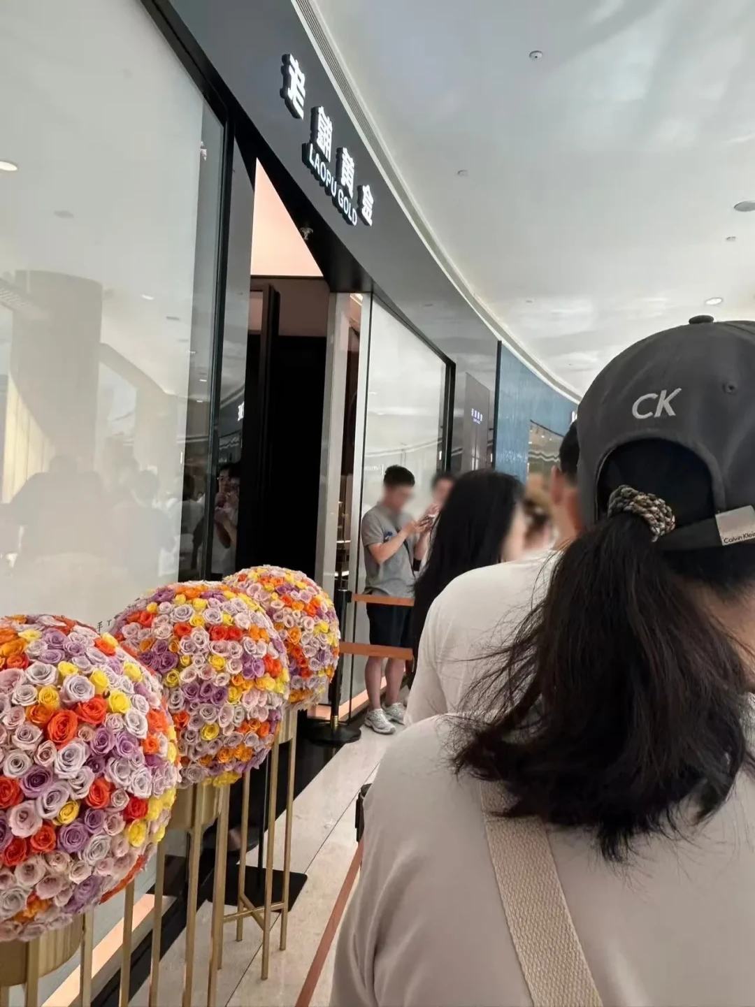 中国客群-15%、钟表珠宝+6%、卡地亚+24%:LVMH财报刷屏,年底买西方奢牌珠宝腕表的,先把涨价、返点、回收三笔账摆成一条线