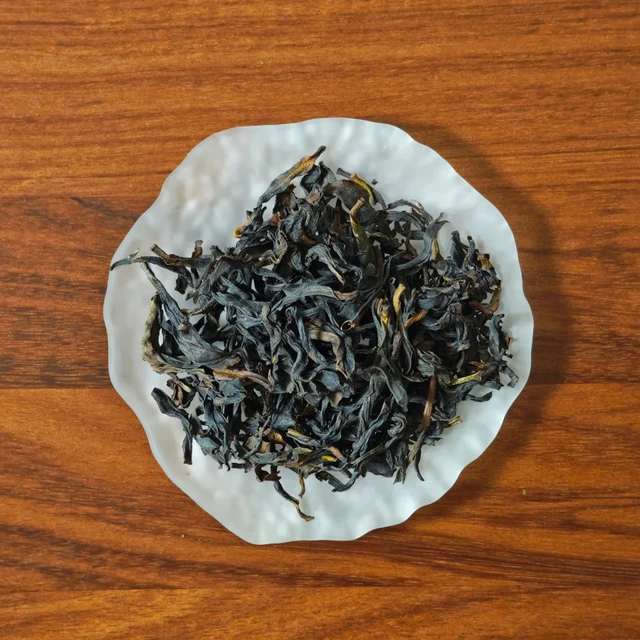 胖东来夜来香翻车帖上线：从4月“无敌香”到10月“木头味”，中间隔着两只用错的杯子和一条不退不换的规则
