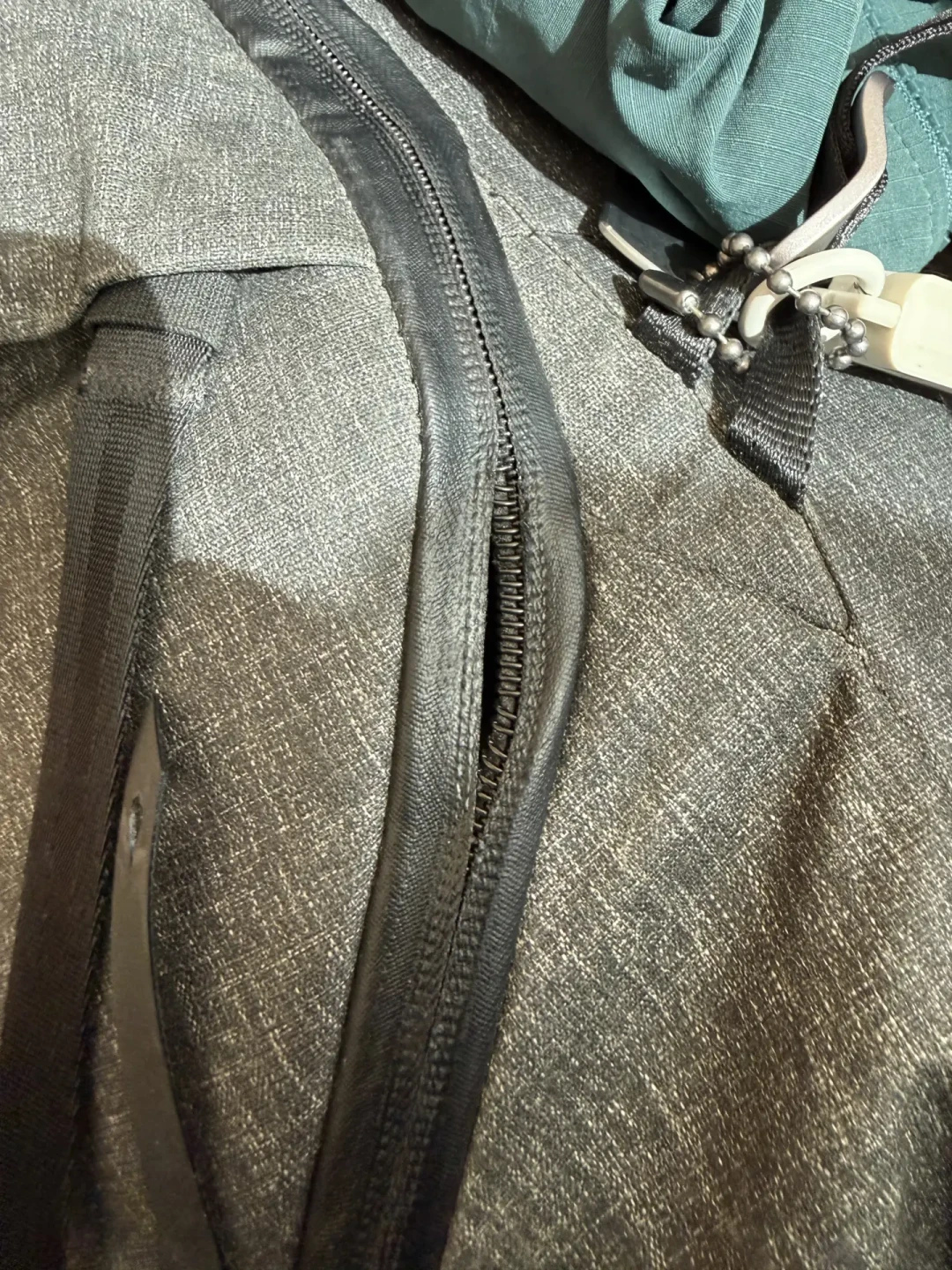Peak Design 终身质保到底能不能薅?16 例真实免费换新记录里的税单、渠道和隐藏条件