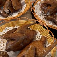 摊位10块、批发13块5、茶楼58块:霜降前第一只脆皮乳鸽下锅前,肉食者先把这三笔"鸽账"算清
