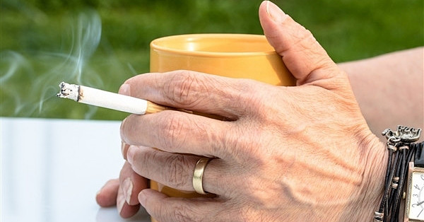 疯狂！硅谷AI研究员抽烟证明信仰：赌AI终能治好癌症