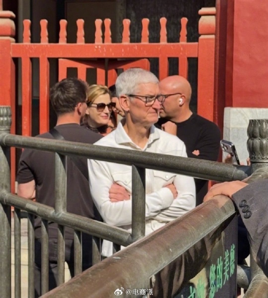 库克现身北京雍和宫游玩被偶遇 卸任后难得悠闲游览