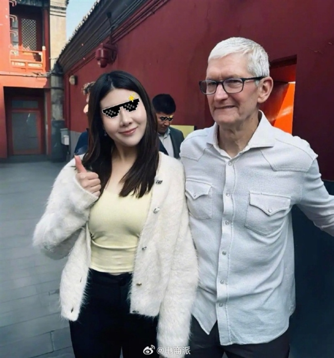 库克现身北京雍和宫游玩被偶遇 卸任后难得悠闲游览