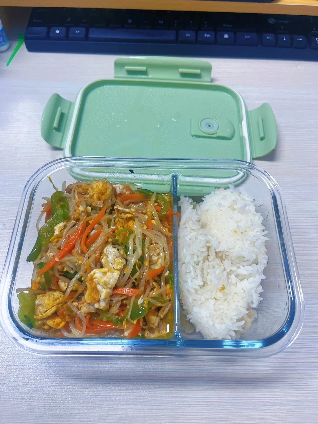 翻完14条带饭减脂自报后:掉秤越狠的帖子,标题越像复制粘贴,答案其实在饭盒那三行里
