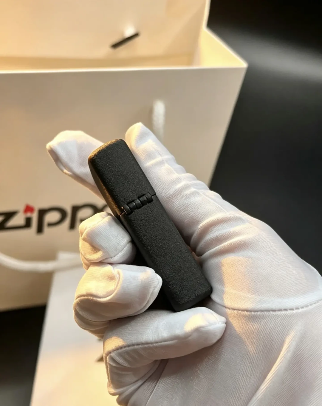第一次送ZIPPO的人,别只买打火机:我把30多条送礼帖和评论区排完,油、挥发、寄运、2026仿品这四笔账先算清再下单