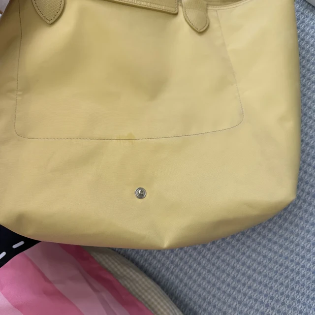 包和衣服正在“互染”：白包被牛仔裤染蓝，棕色 hobo 把衣服染黄，双11 加购前先看这笔色牢度账