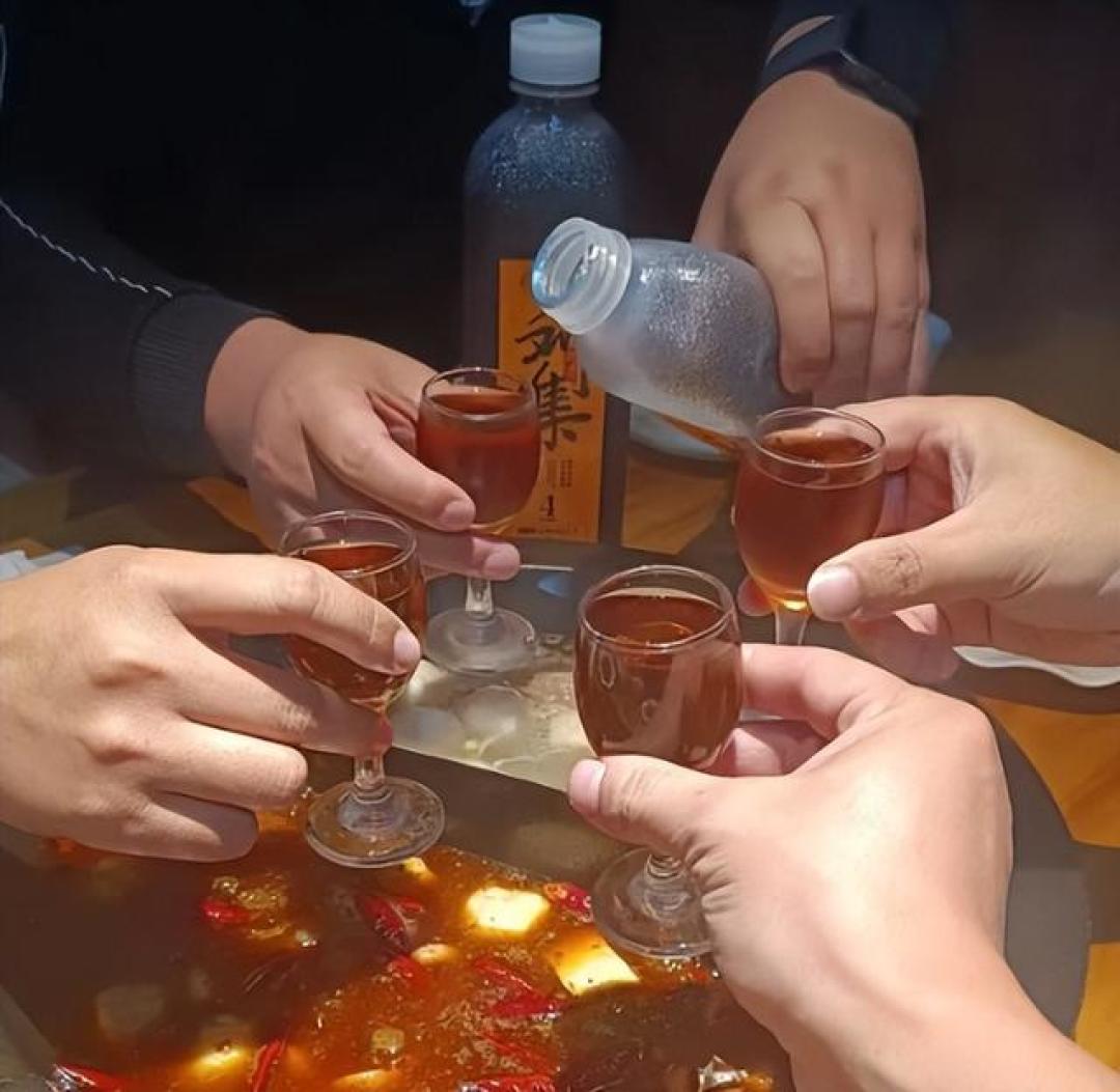 黄酒温到45度就好,别煮开