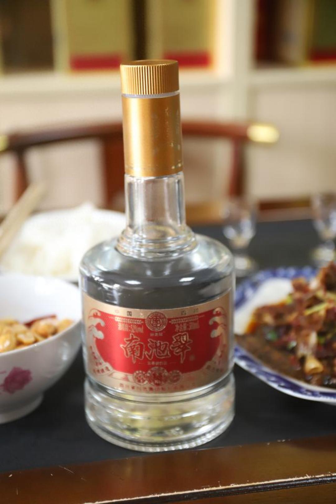 餐桌上放着的白酒瓶