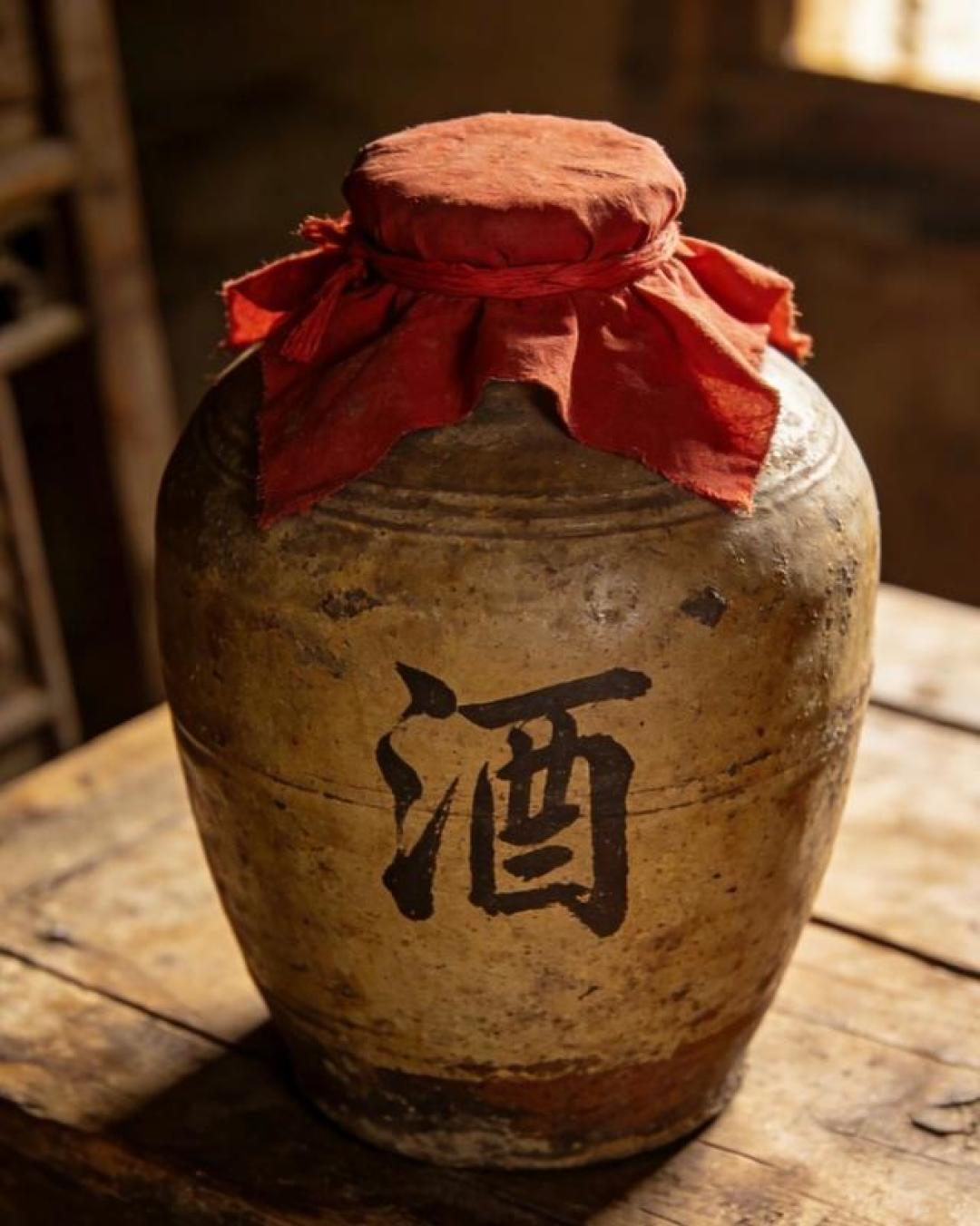 红布封口的陶酒坛